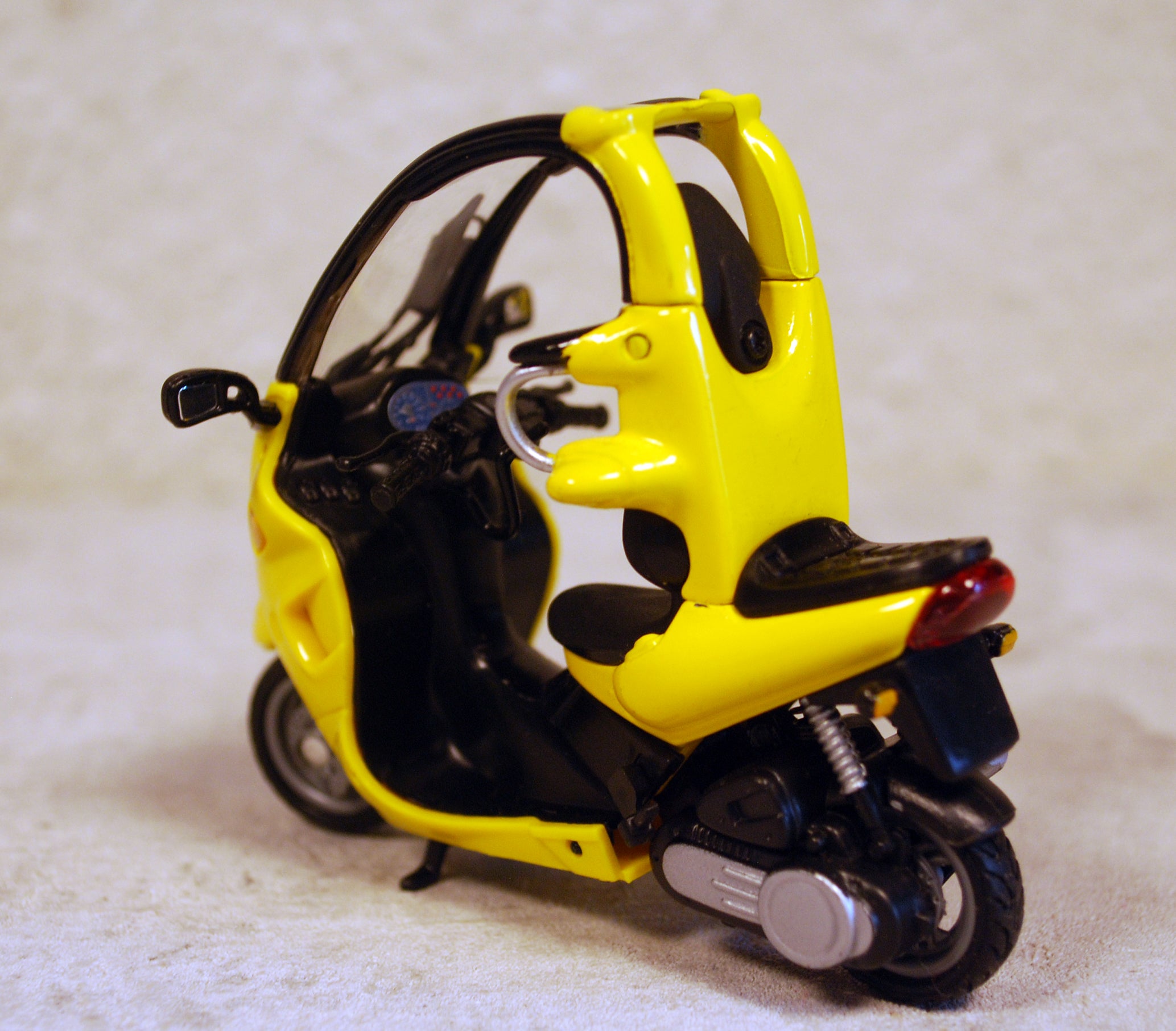 Dickie 3385634 2000 BMW C1 gelb 1:24 Fertigmodell