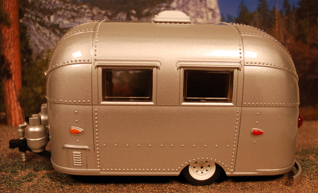 Airstream 16` Bambi Camping Trailer Camping Anhänger, 1:24, Green Light 18224