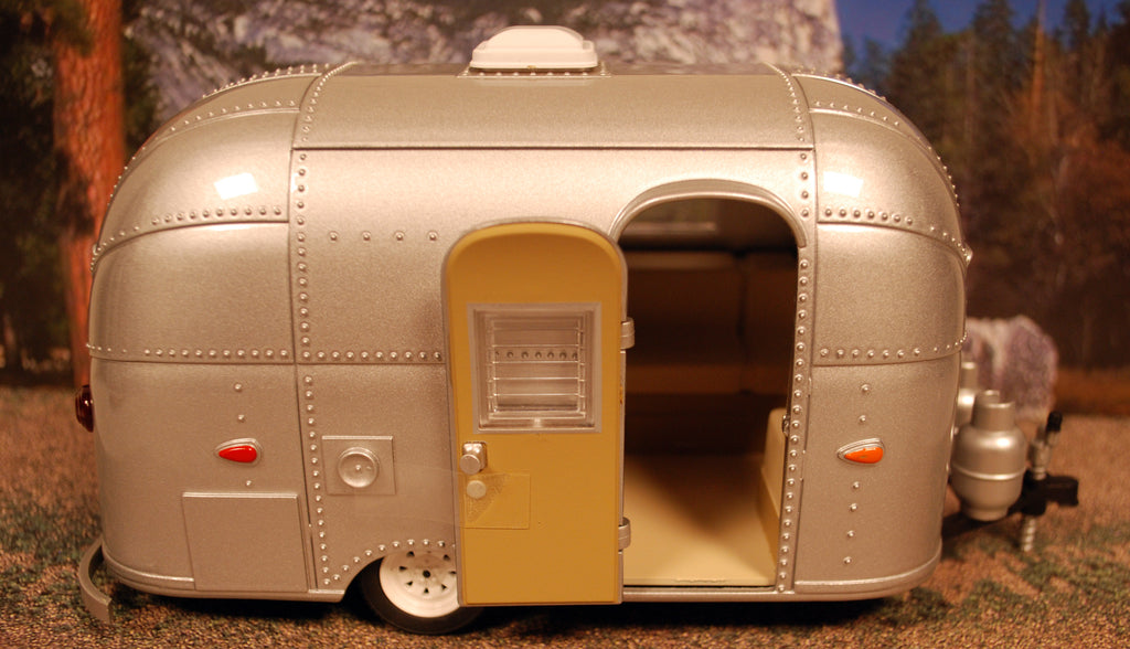 Airstream 16` Bambi Camping Trailer Camping Anhänger, 1:24, Green Light 18224