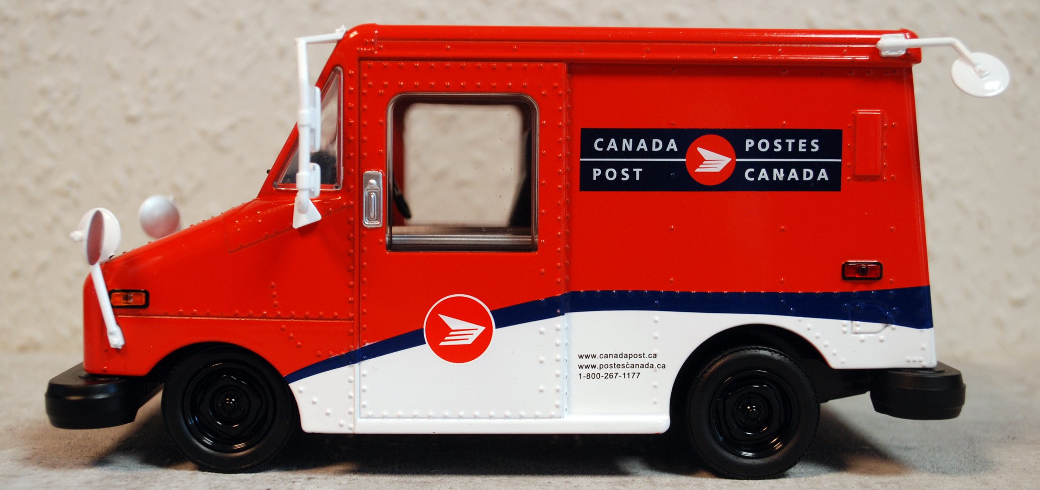 Canada Postal Services Vehicle Grumman LLV 1:24 Green Light 84108
