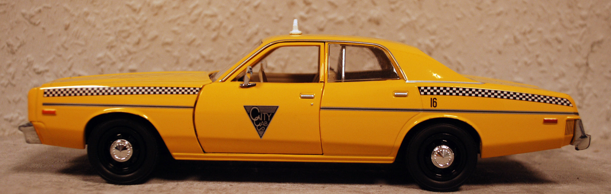 Greenlight 84161 1978 Dodge Monaco Taxi Rocky III 1:24