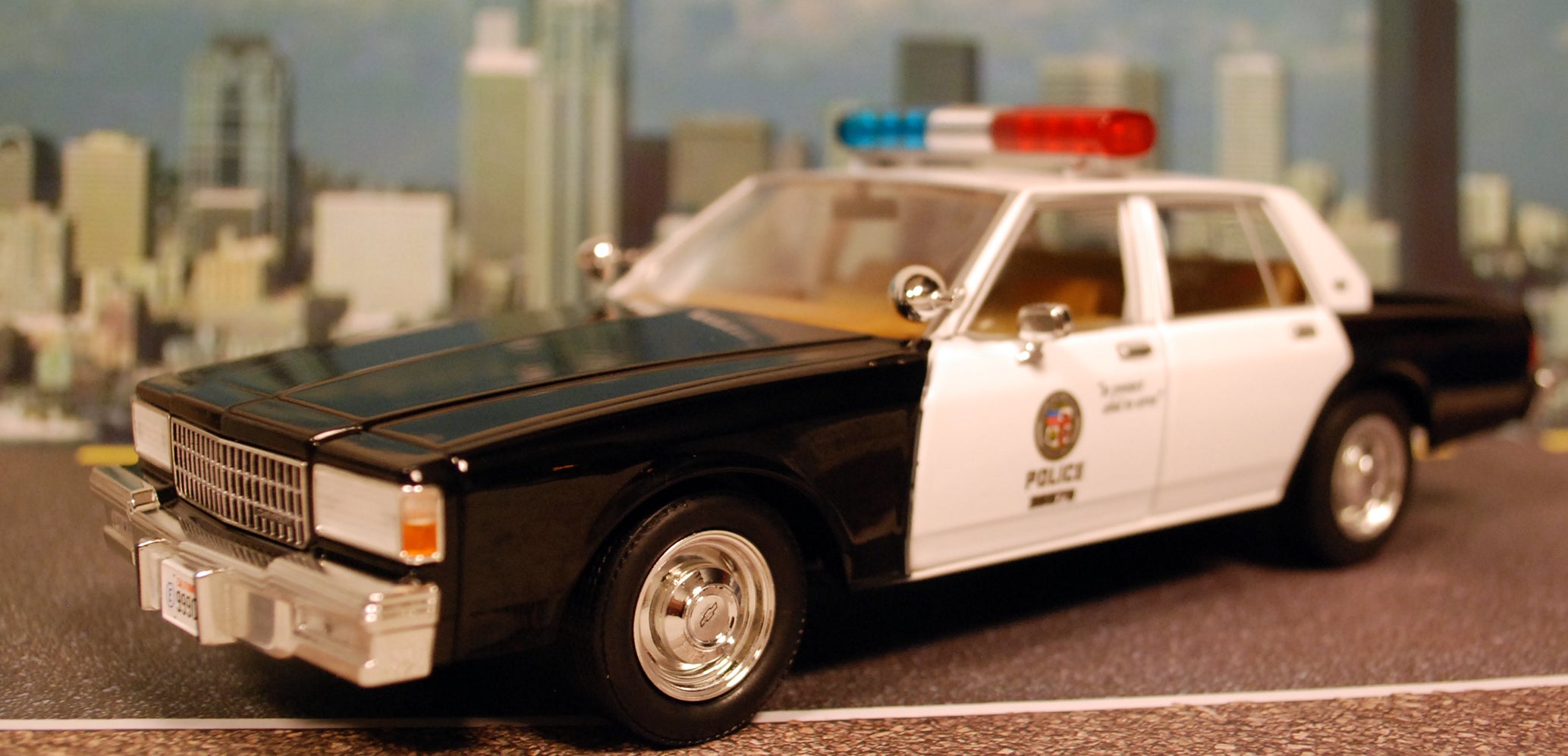 Green Light 84182 1987 Chevrolet Caprice Metropolitan Police The Terminator 1:24