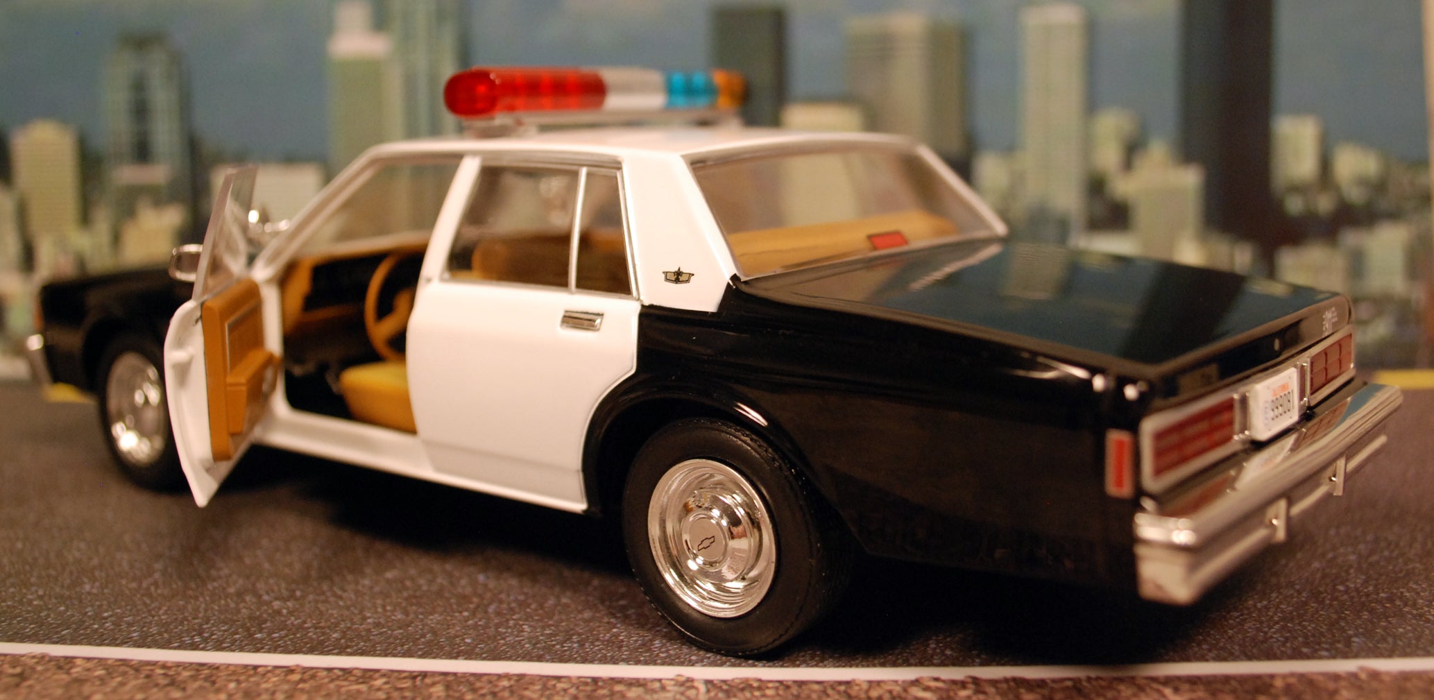 Green Light 84182 1987 Chevrolet Caprice Metropolitan Police The Terminator 1:24