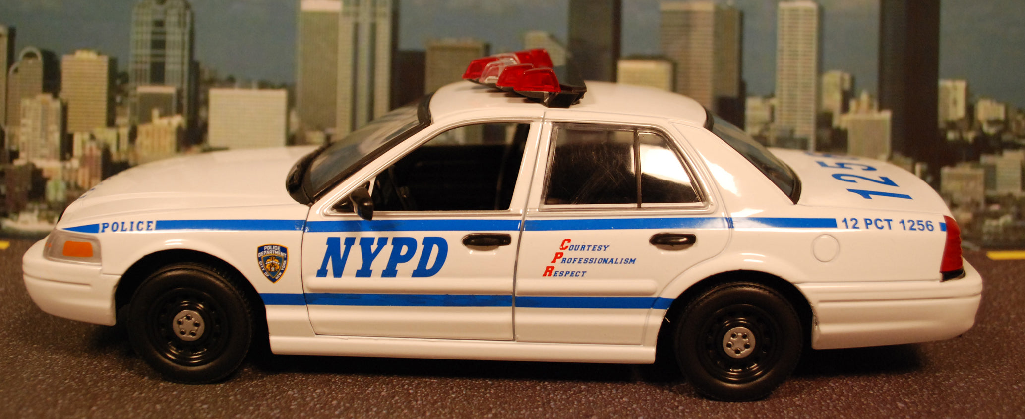 Greenlight 84183 2003 Ford Crown Victoria NYPD Quantico 1:24