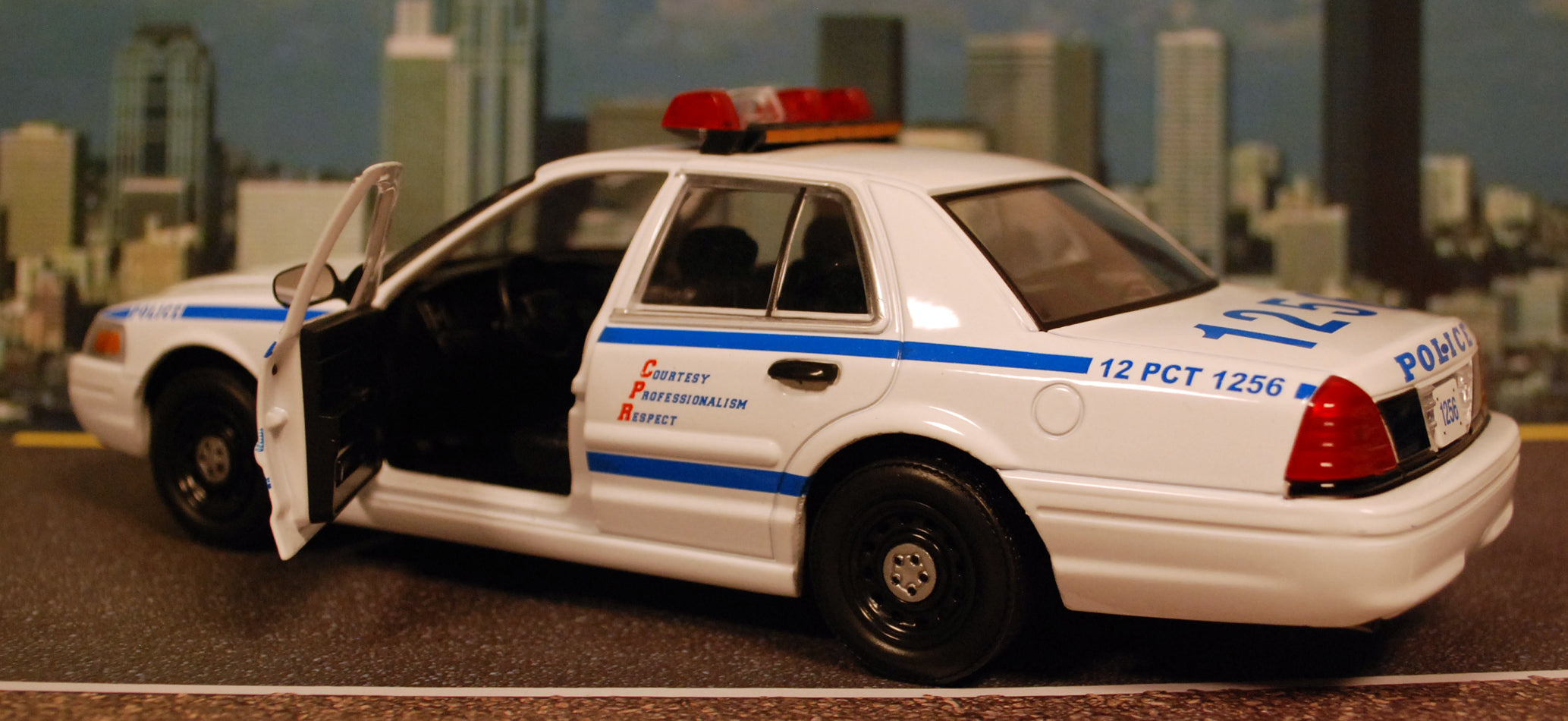 Greenlight 84183 2003 Ford Crown Victoria NYPD Quantico 1:24