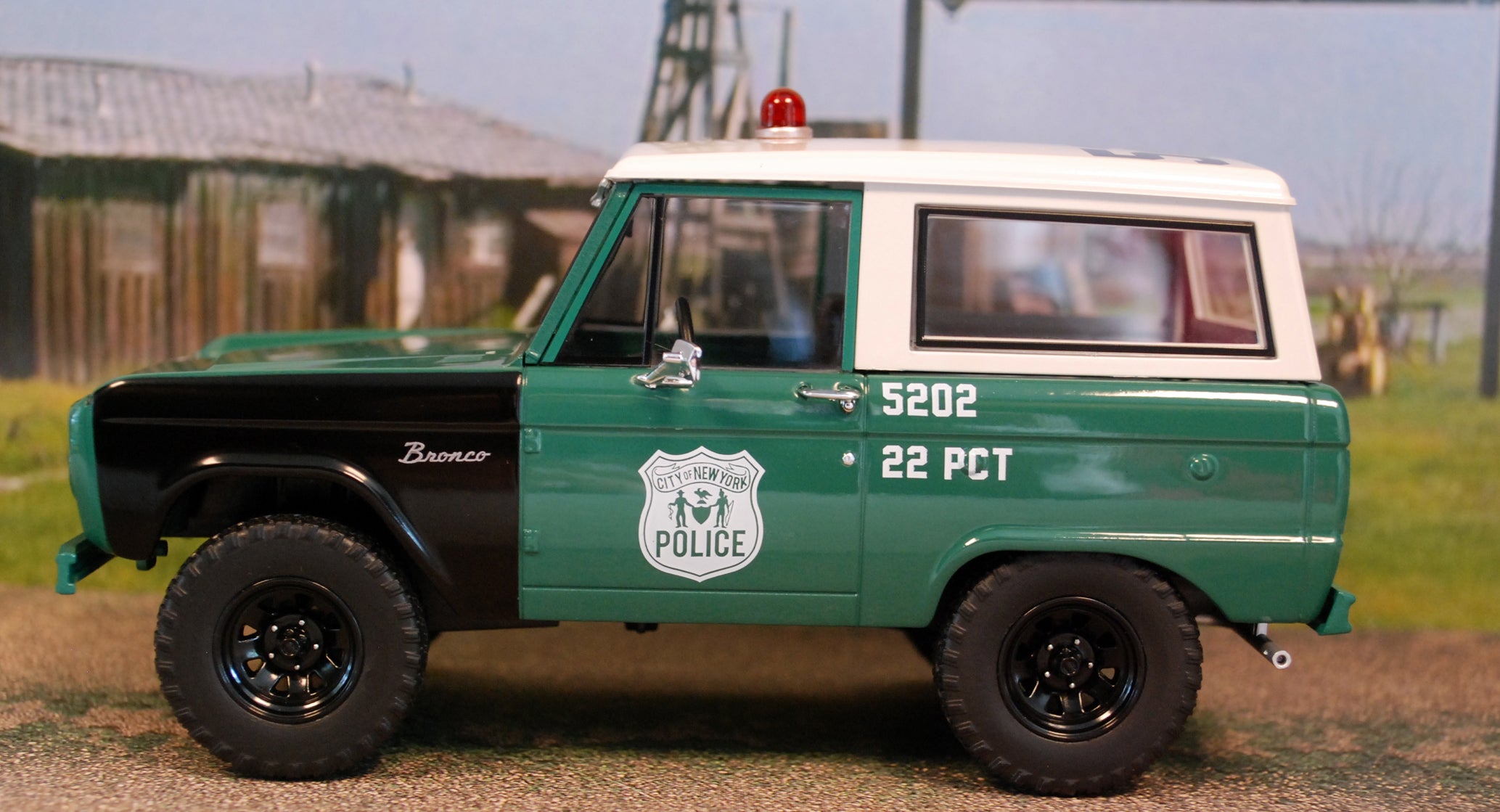 Green Light 85581 Hot Pursuit Ser. 8 1967 Ford Bronco NYPD 1:24