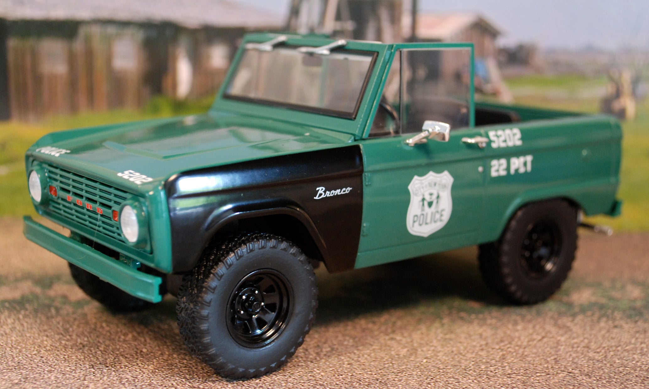Green Light 85581 Hot Pursuit Ser. 8 1967 Ford Bronco NYPD 1:24