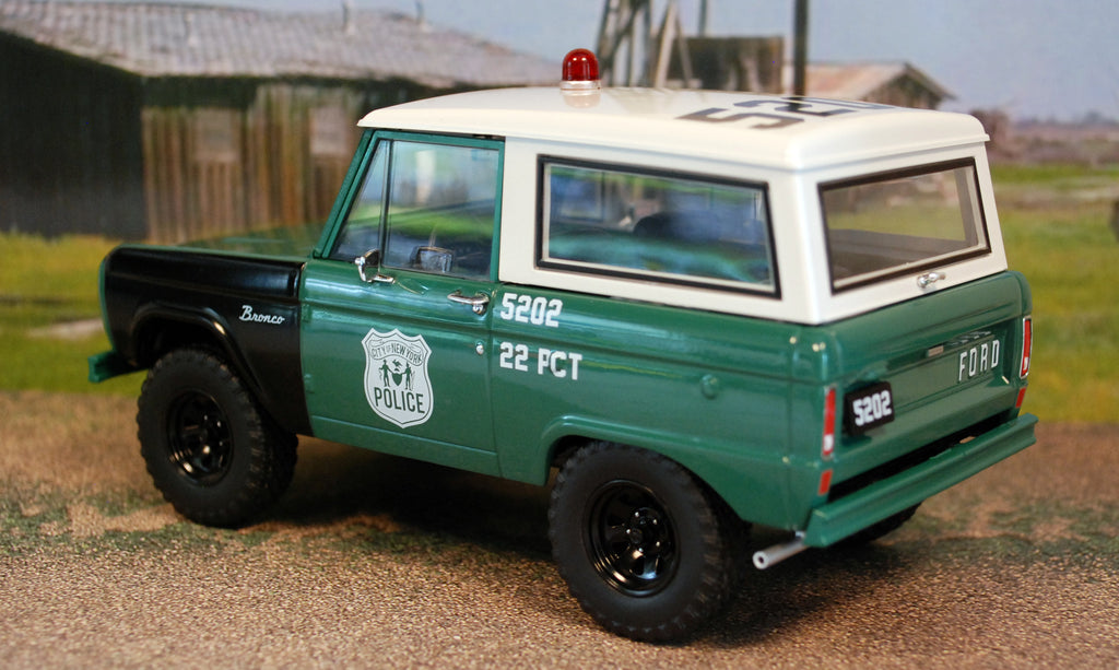 Green Light 85581 Hot Pursuit Ser. 8 1967 Ford Bronco NYPD 1:24