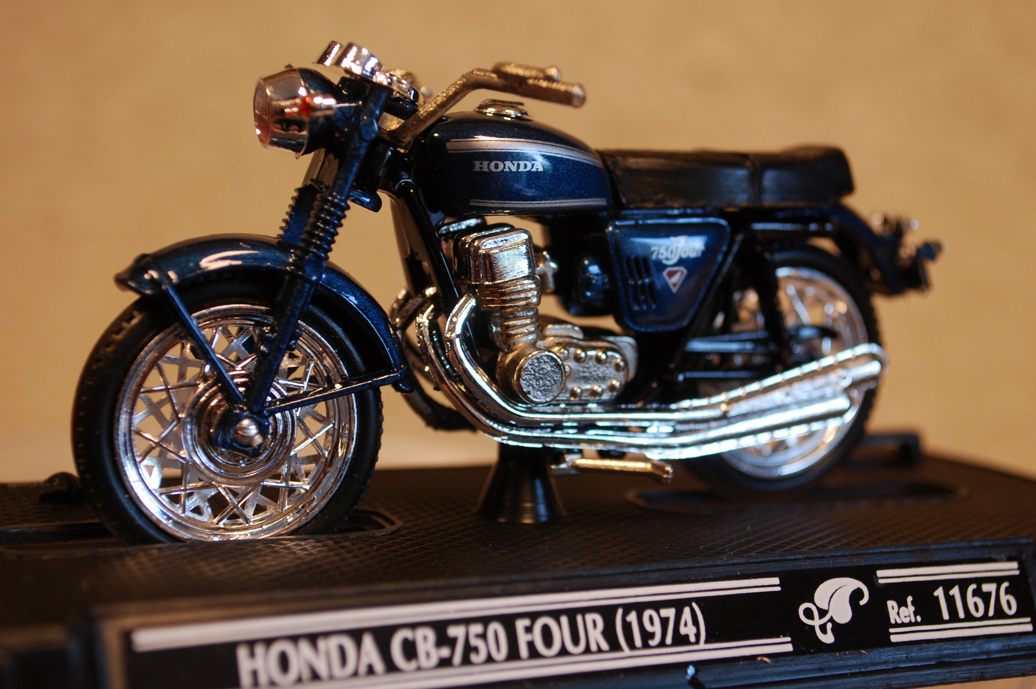 Guiloy 11676 1969 Honda CB 750 four blau 1:24 Fertigmodell