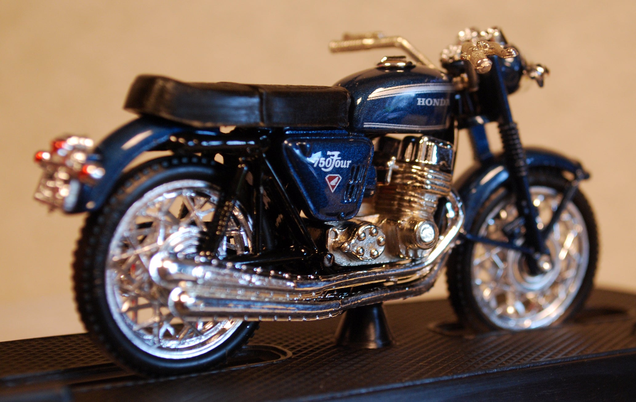 Guiloy 11676 1969 Honda CB 750 four blau 1:24 Fertigmodell