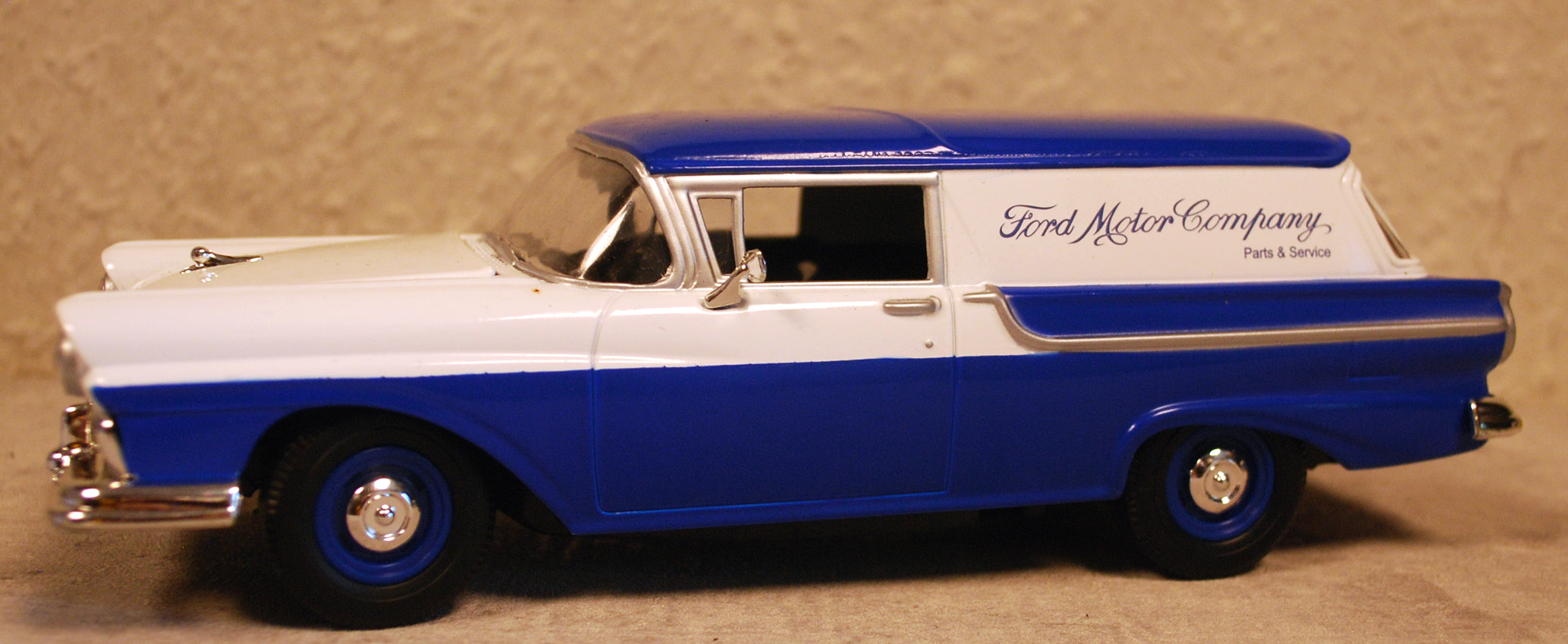 1957 Ford Courier Sedan Delivery 1:24 Johnny Lightning 51105