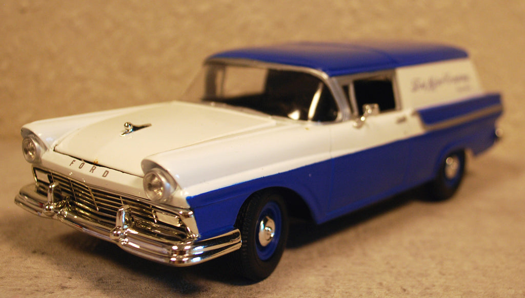 1957 Ford Courier Sedan Delivery 1:24 Johnny Lightning 51105