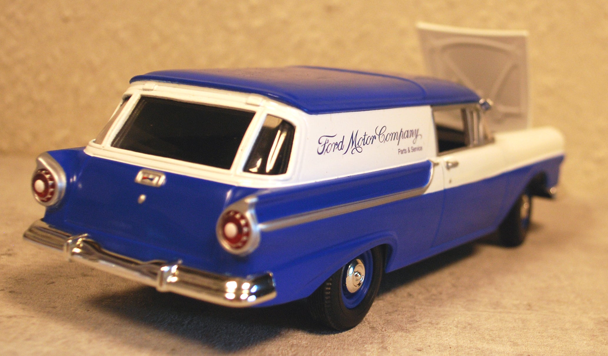 1957 Ford Courier Sedan Delivery 1:24 Johnny Lightning 51105