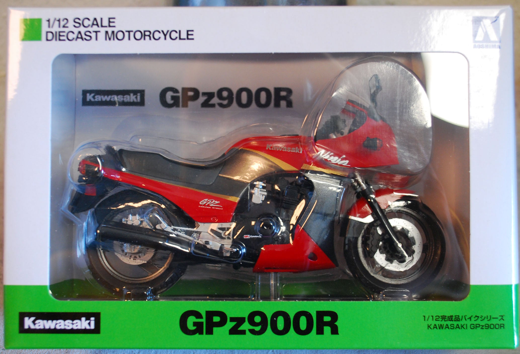 Kawasaki GPz 900 R Ninja Red / Grey 1:12 Aoshima 109212