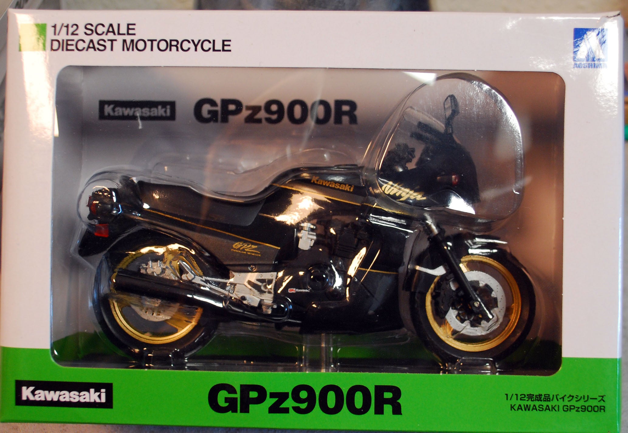 Kawasaki GPz 900 R Ninja Black / Gold 1:12 Aoshima 109229