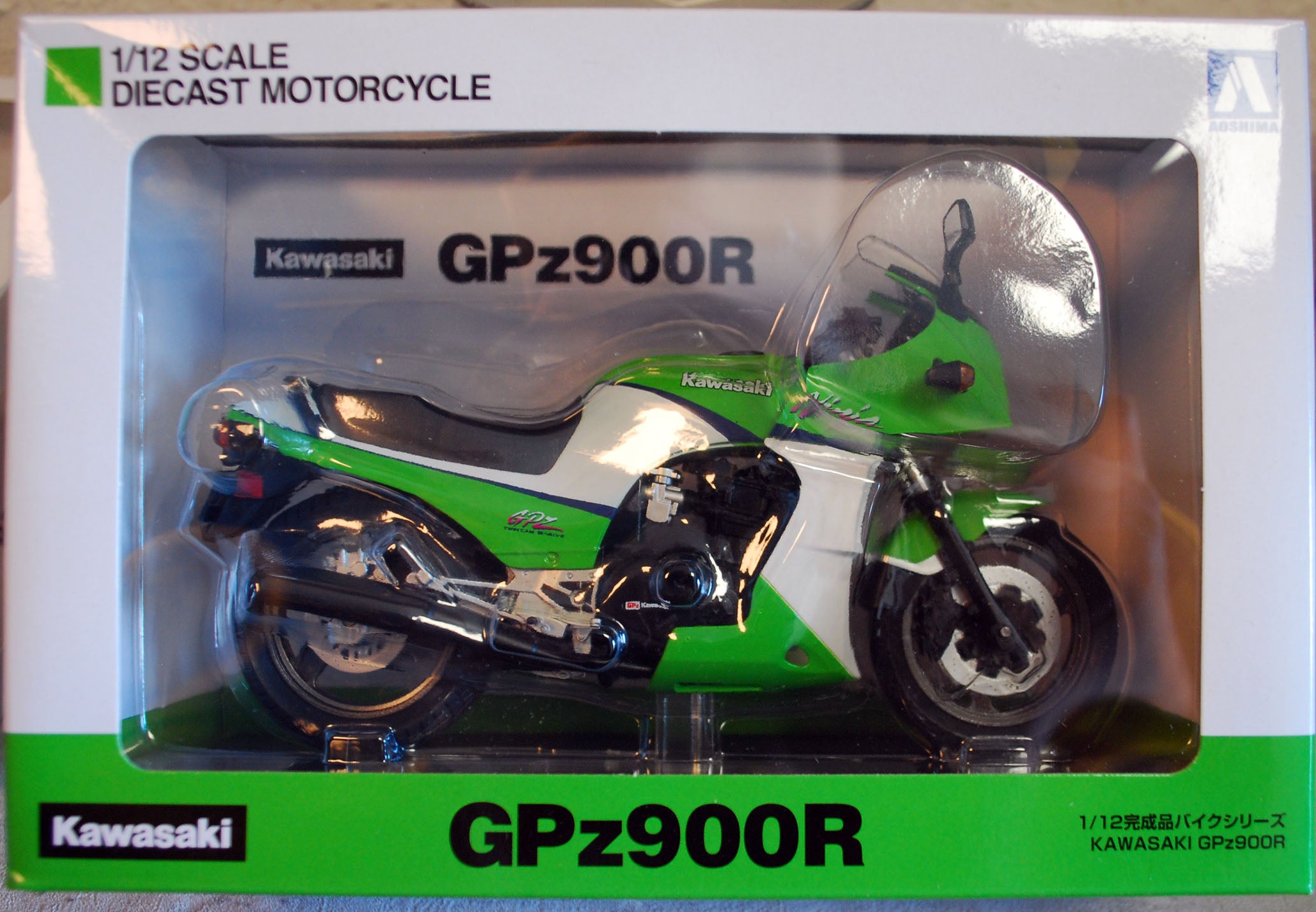 Kawasaki GPz 900 R Ninja Lime Green 1:12 Aoshima 109205