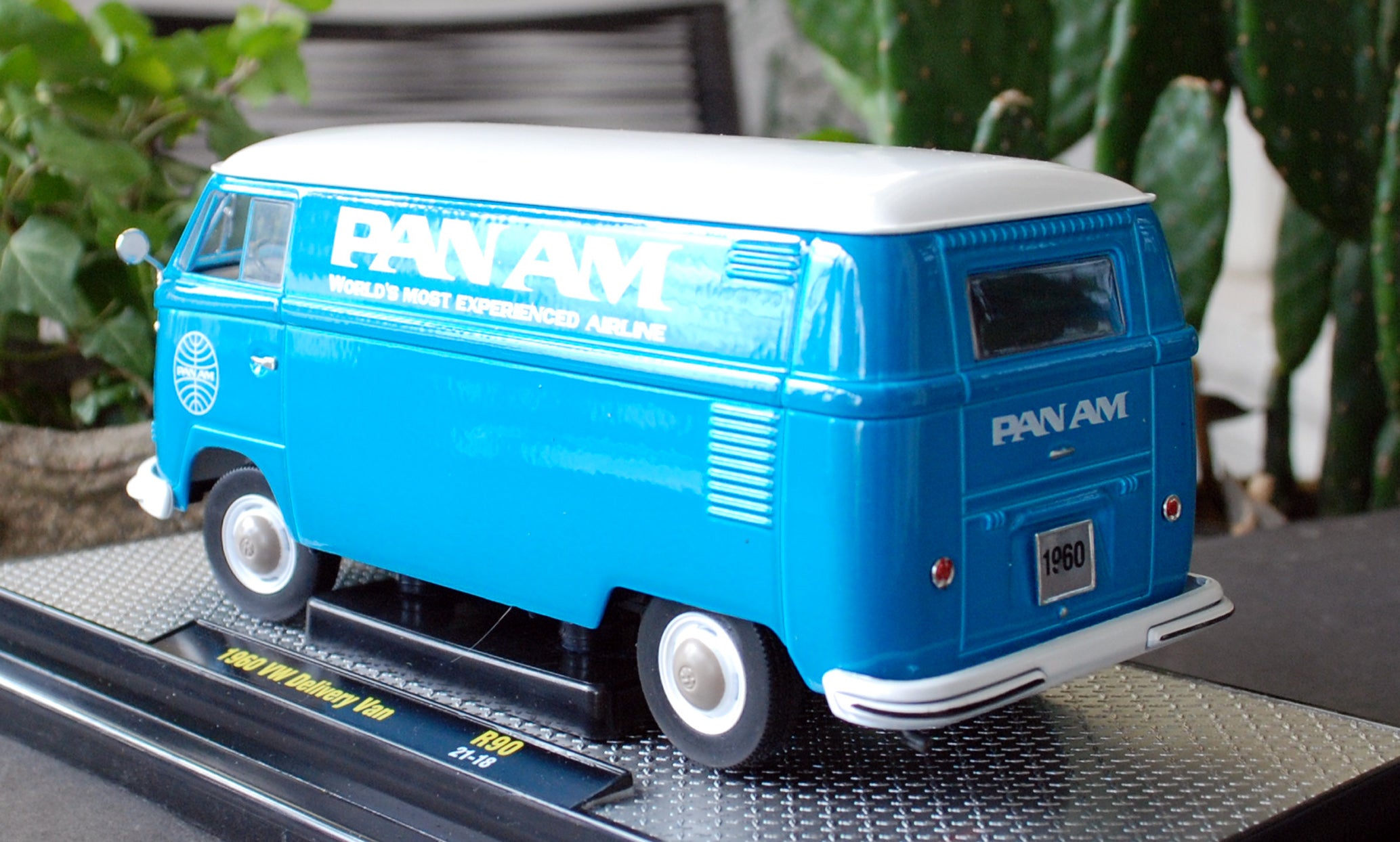 1960 VW Volkswagen T1 Delivery Van Bully 1:24 M2Machines 40300