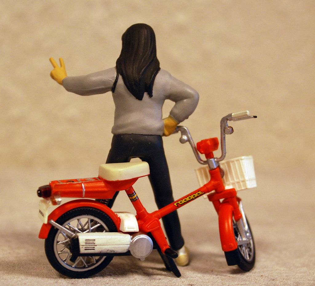 F-Toys 600186 1976 Honda Road Pal mit Figur 1:24 Fertigmodell