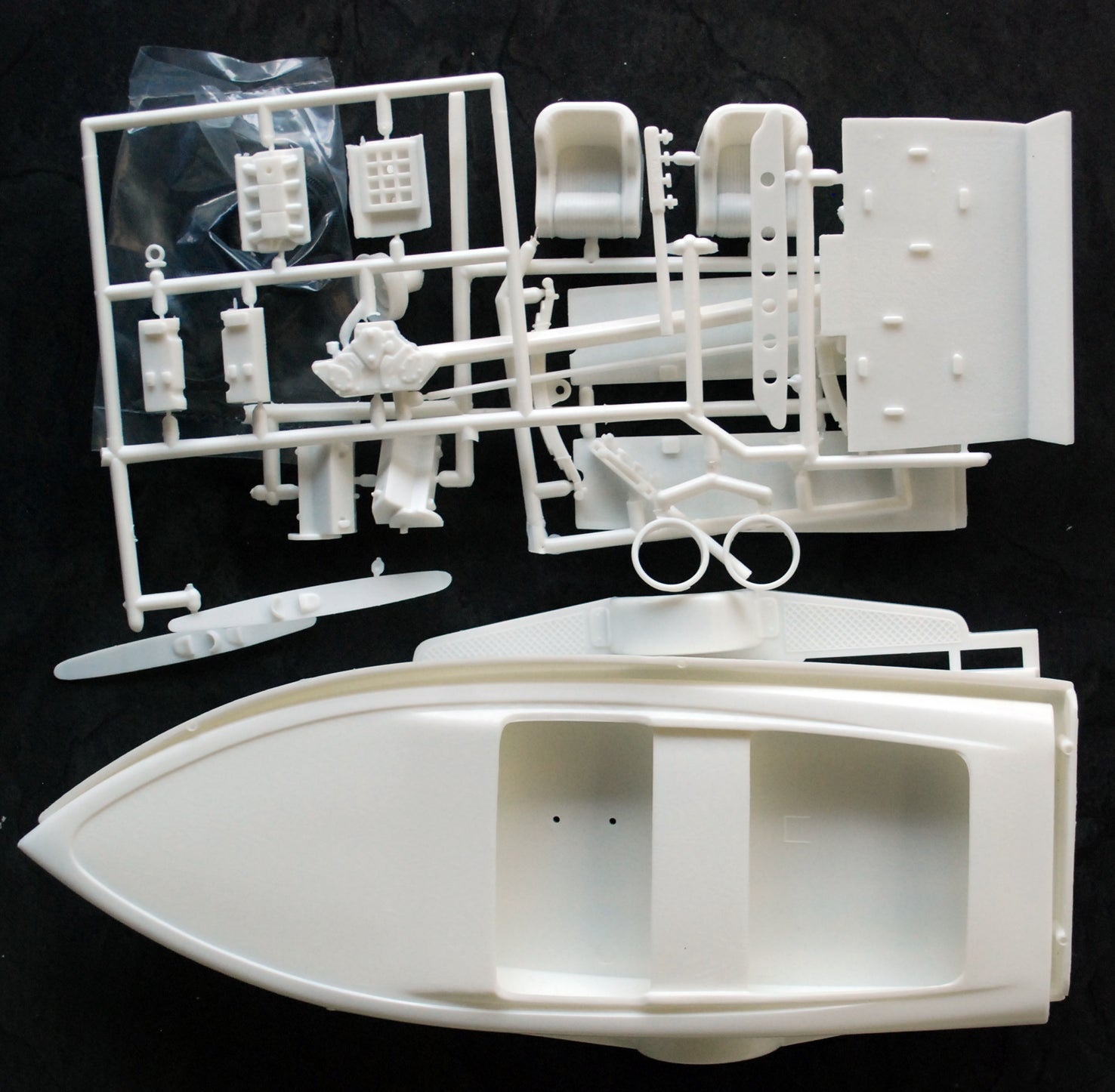 MPC Model King 21574 P 1970 Pontiac Bonneville + Speedboat MPC 840 1:25