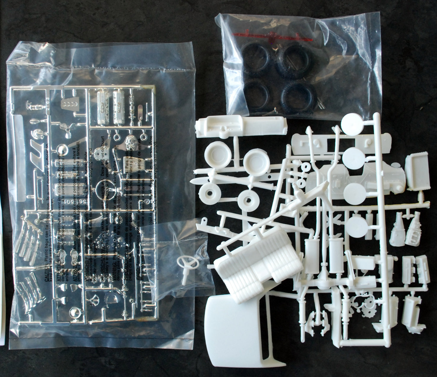 MPC Model King 21574 P 1970 Pontiac Bonneville + Speedboat MPC 840 1:25