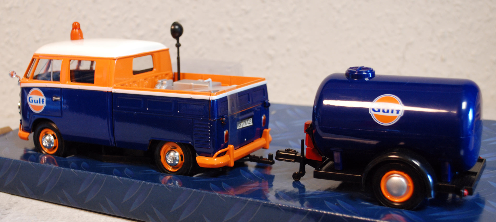 1959 Volkswagen VW T 1 Bulli Doka Gulf Straßenmeisterei 1:24 Motor Max 79674