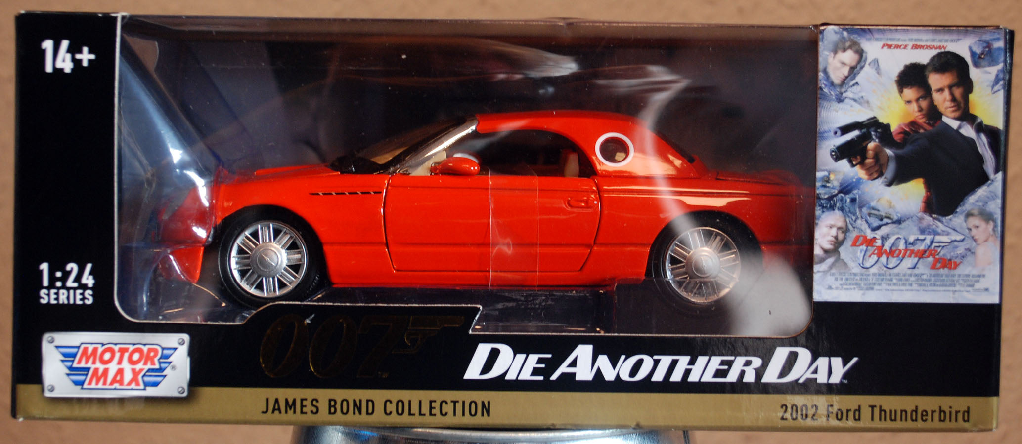 Motor Max 79853 2001 Ford Thunderbird James Bond 007 1:24