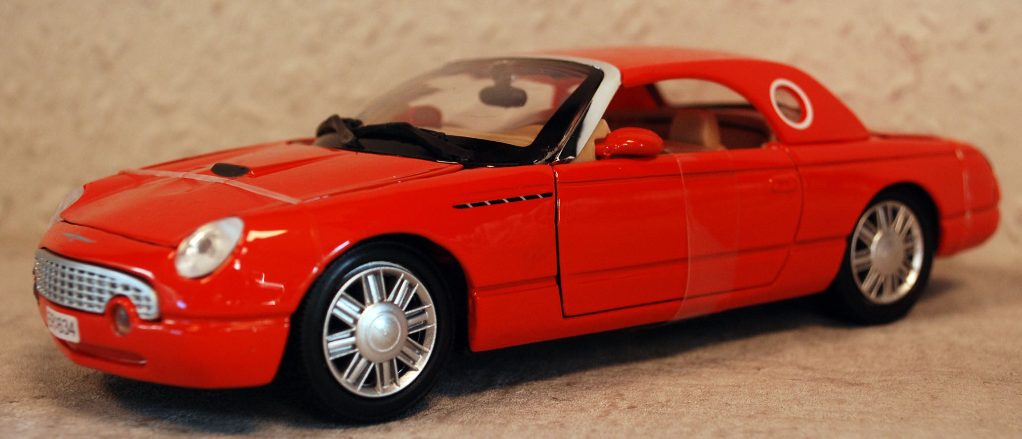 Motor Max 79853 2001 Ford Thunderbird James Bond 007 1:24