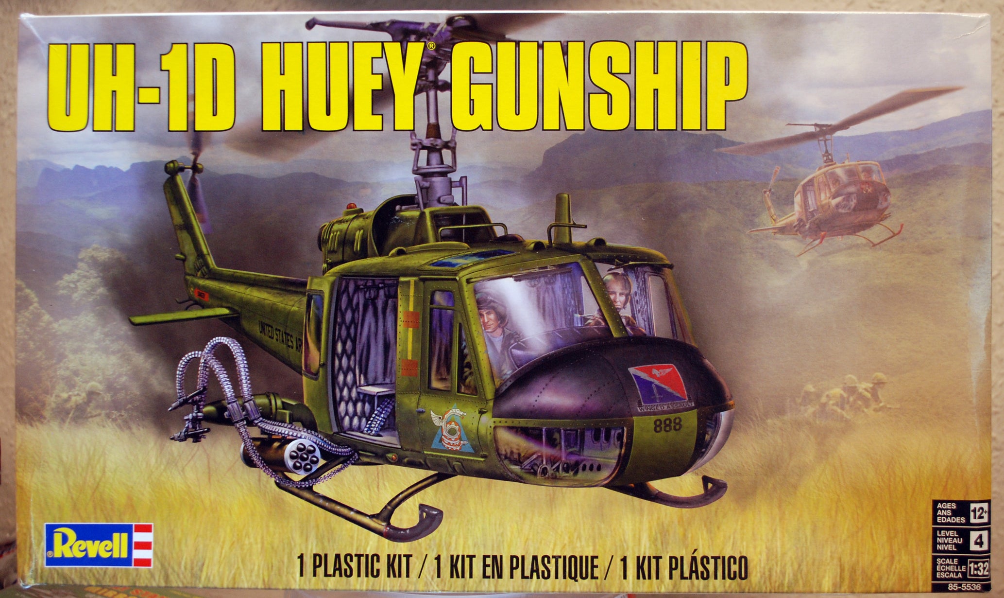Revell 5536 Bell UH-1D Huey Gunship Canadian Rescue Helicopter 1:32