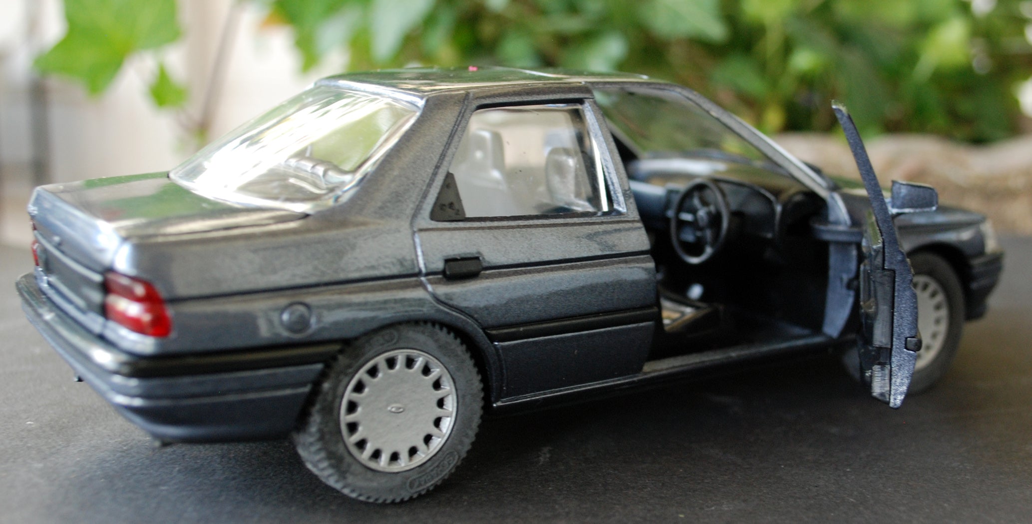 1991 Ford Orion Anthrazit 1:24 Schabak RH10020