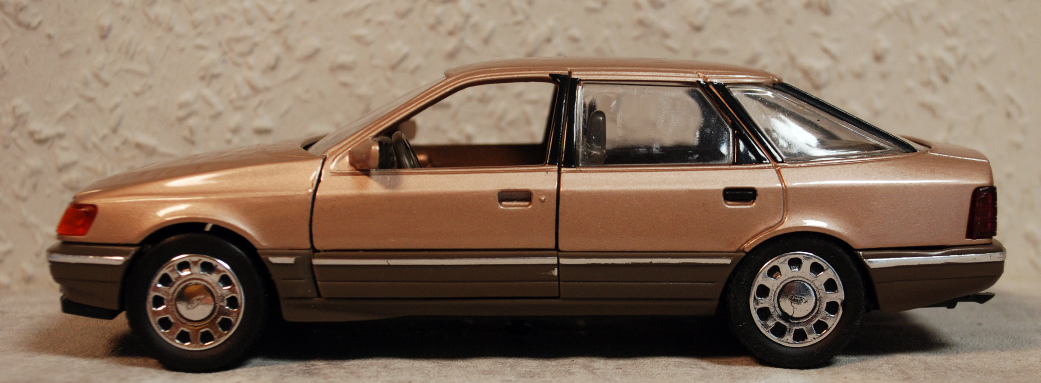 1985 Ford Scorpio 1:25 Rauchsilber Met.Chromfelgen Schabak 1500