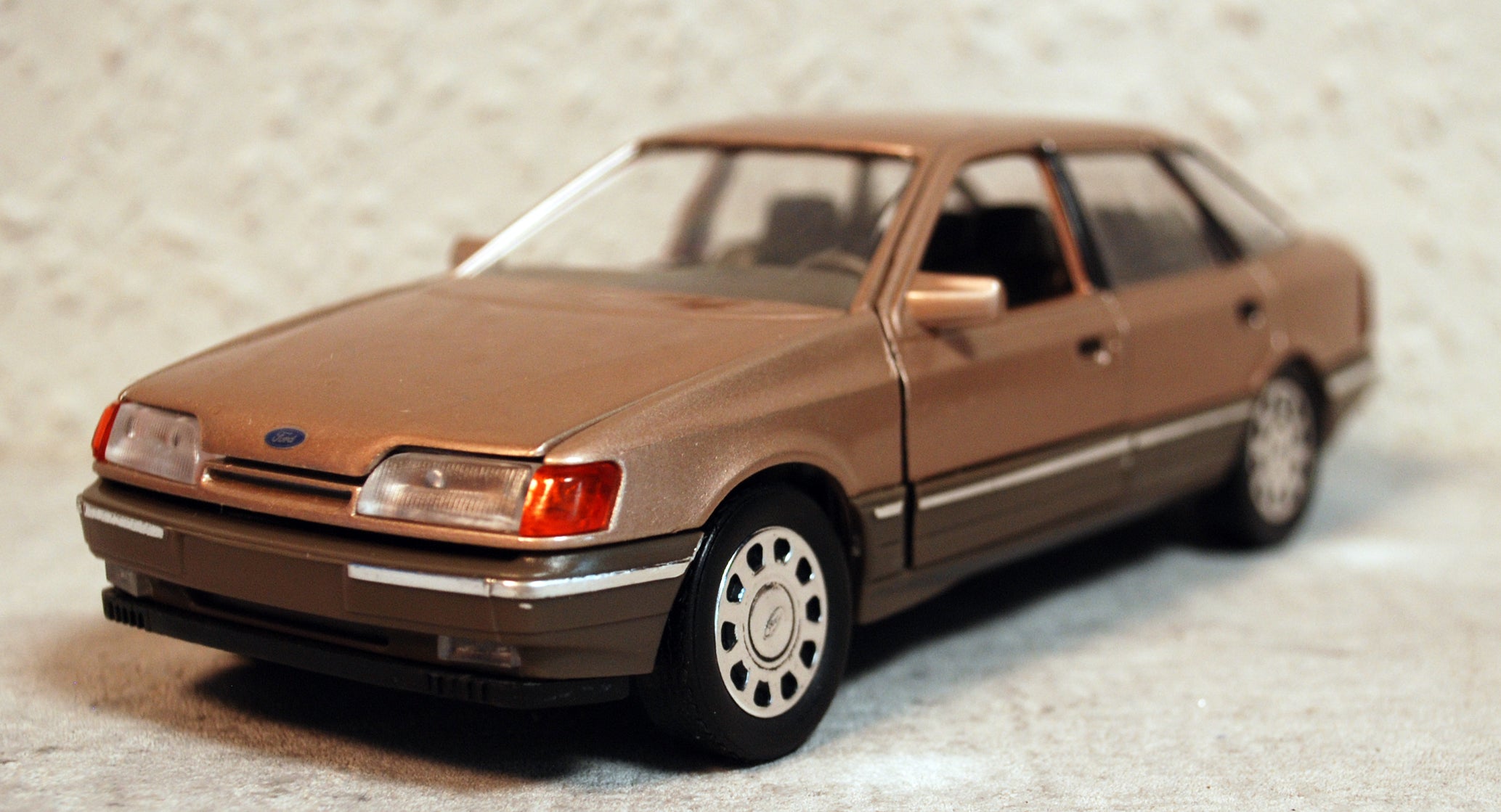 1985 Ford Scorpio 1:25 Rauchsilber Met.Chromfelgen Schabak 1500