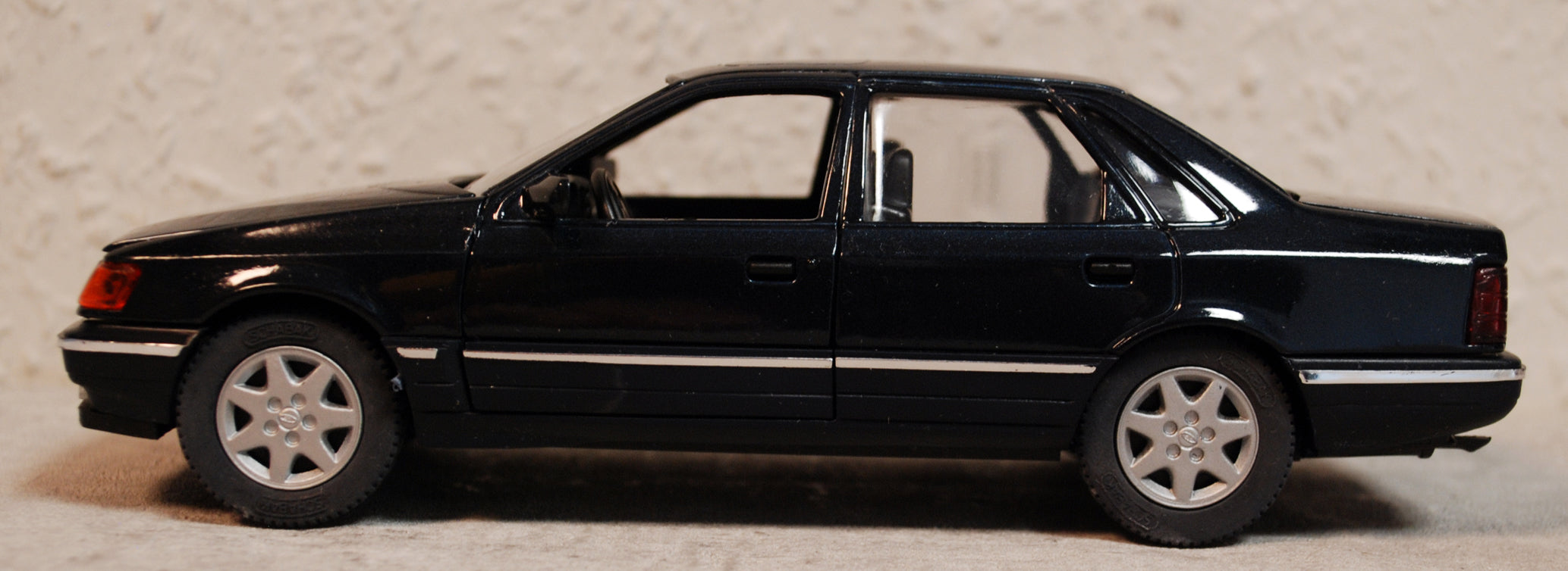 1985 Ford Scorpio 1:25 dunkelgrün Schabak 1503