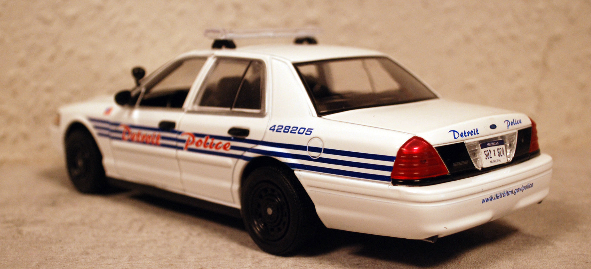 2008 Ford Crown Vic. Detroit Police Ser. 6 1:24 Green Light 85563