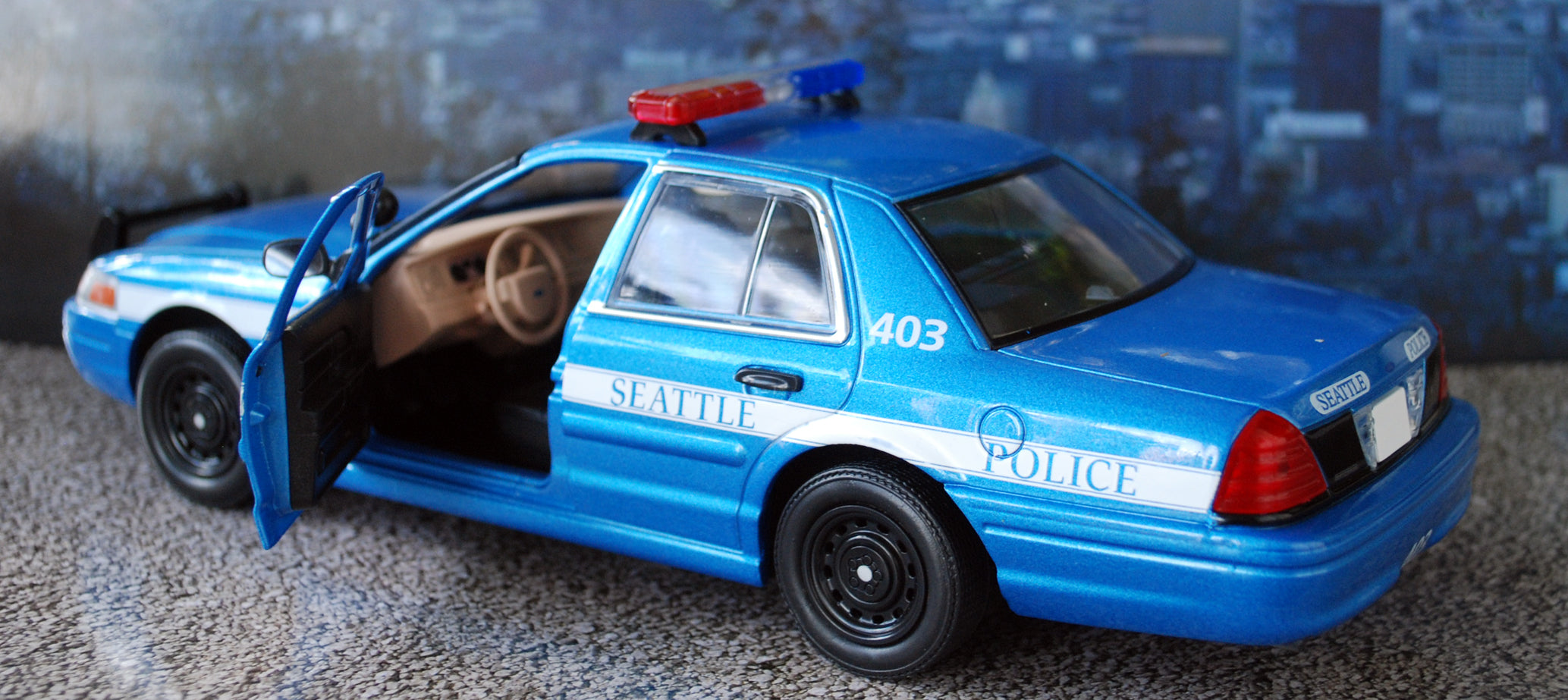 2001 Ford Crown Vic. Seattle Police Ser. 7 1:24 Green Light 85571