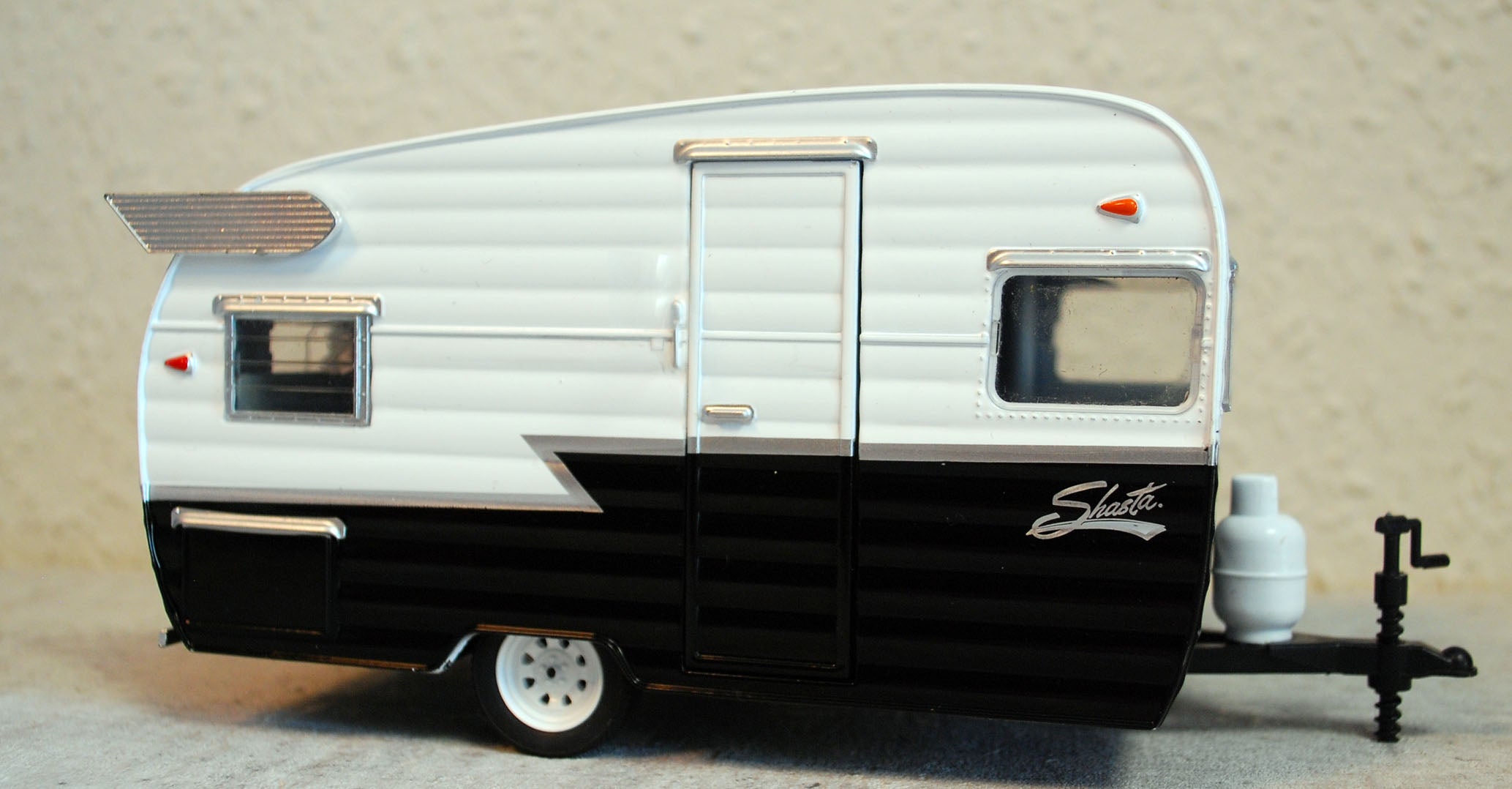 1961 Shasta Airflyte 15`Camping Trailer Camping Anhänger 1:24, Green Light 18225