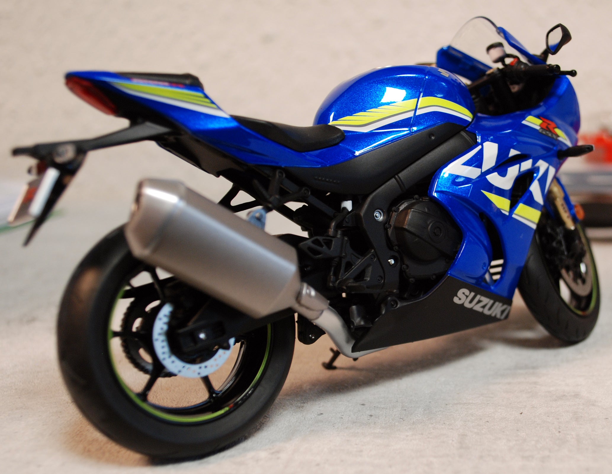 Suzuki GSX-R 1000 R Premium Fertigmodell 1:12 Aoshima 106136