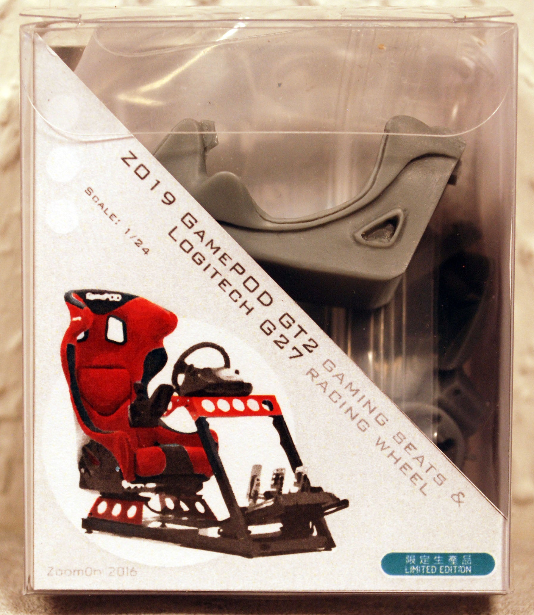 ZoomOn Z019 Gamepod GT2 Gaming Seat w. Logitech G27 Racing Wheel 1:24