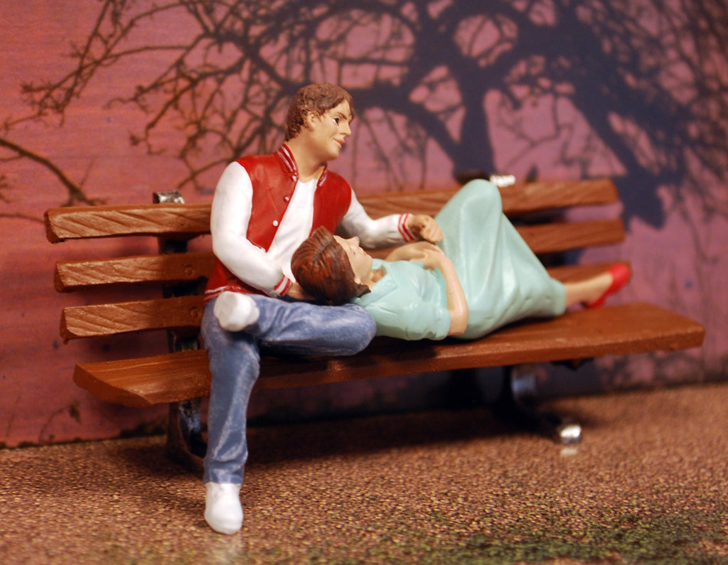 23925+38331B American Diorama Seated Pair Adam+sitting lovers II inkl Bank  1:24