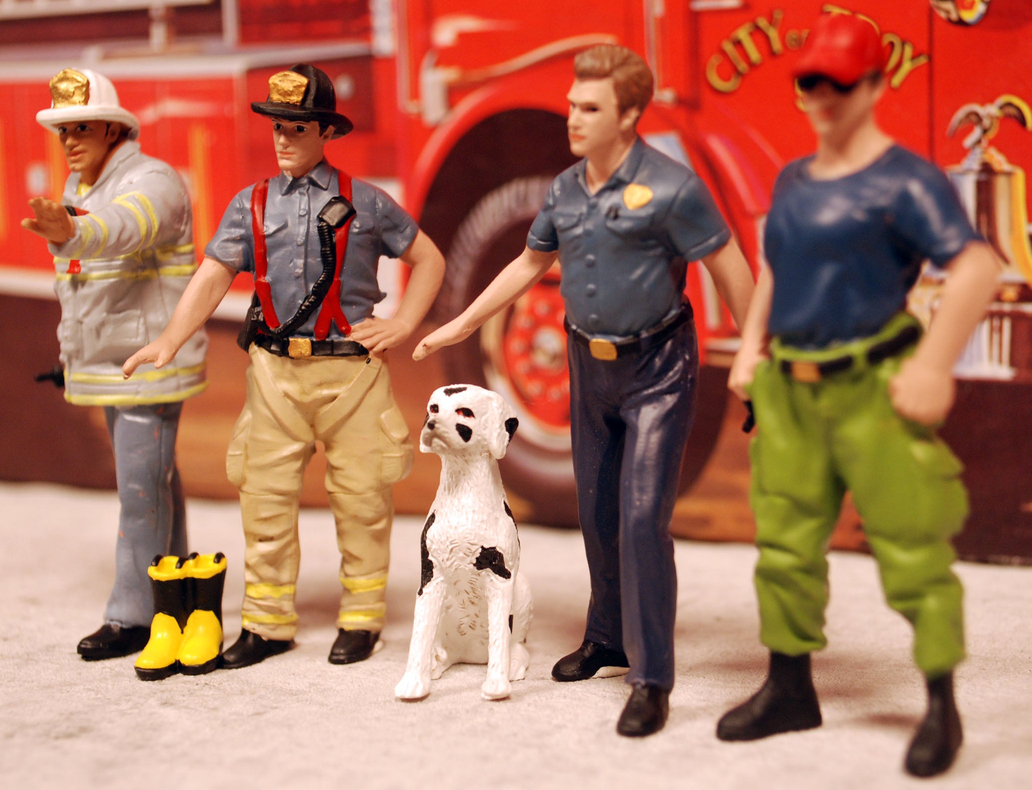 76418B American Diorama Firefighters Set of 4 Feuerwehr Polizei 1:24