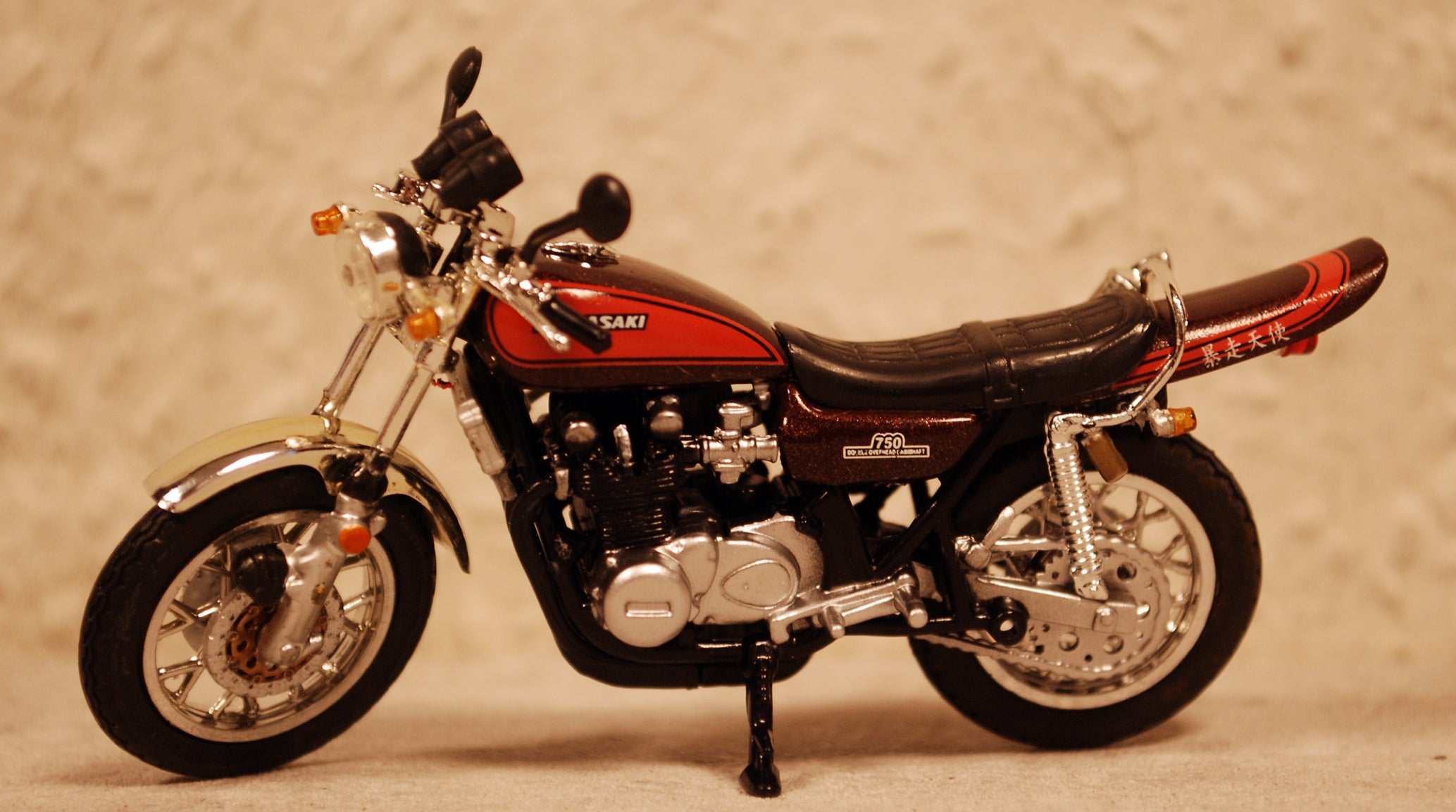 Aoshima 815014 1972 Kawasaki 750 ZII braun/rot 1:24 Fertigmodell