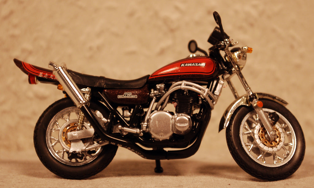 Aoshima 815014 1972 Kawasaki 750 ZII braun/rot 1:24 Fertigmodell