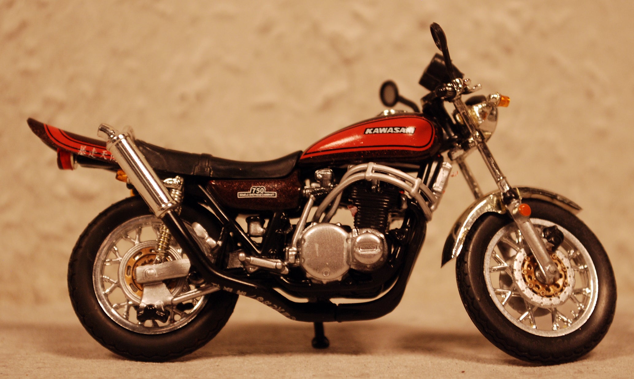 Aoshima 815014 1972 Kawasaki 750 ZII braun/rot 1:24 Fertigmodell