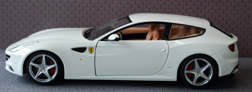 2011 Ferrari FF weiß 1:24
