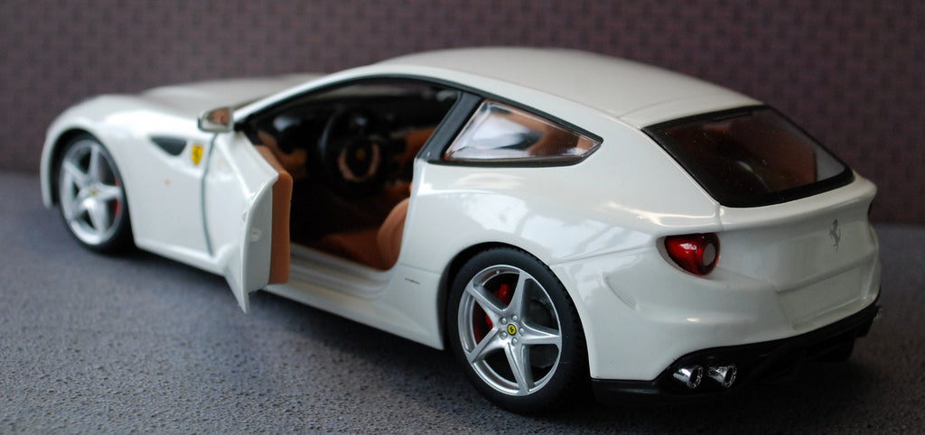2011 Ferrari FF weiß 1:24