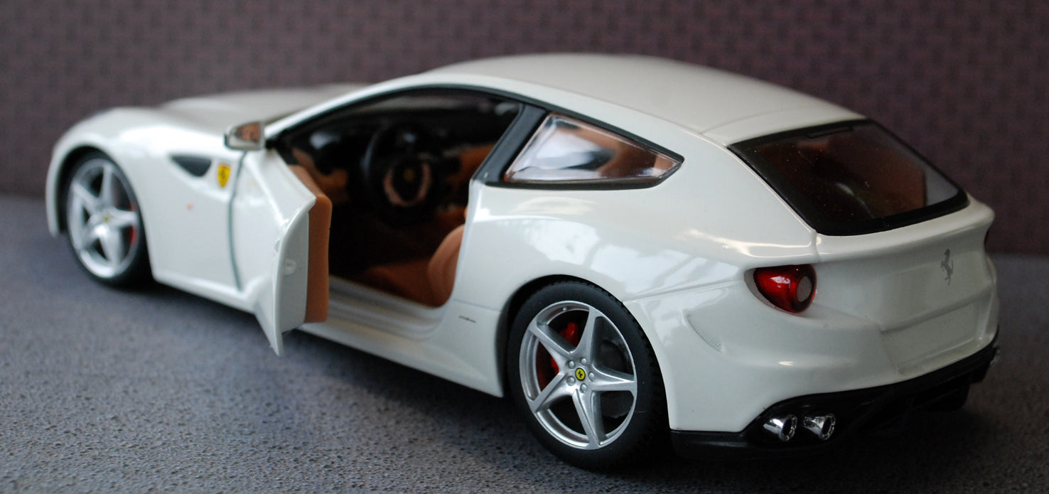 2011 Ferrari FF weiß 1:24