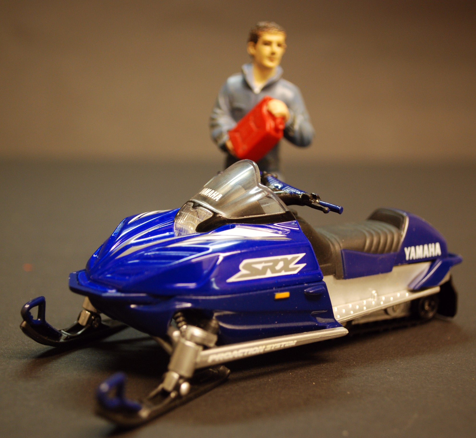 2000 Yamaha SRX Snowmobile Blue 1:24 Road Signature 21201
