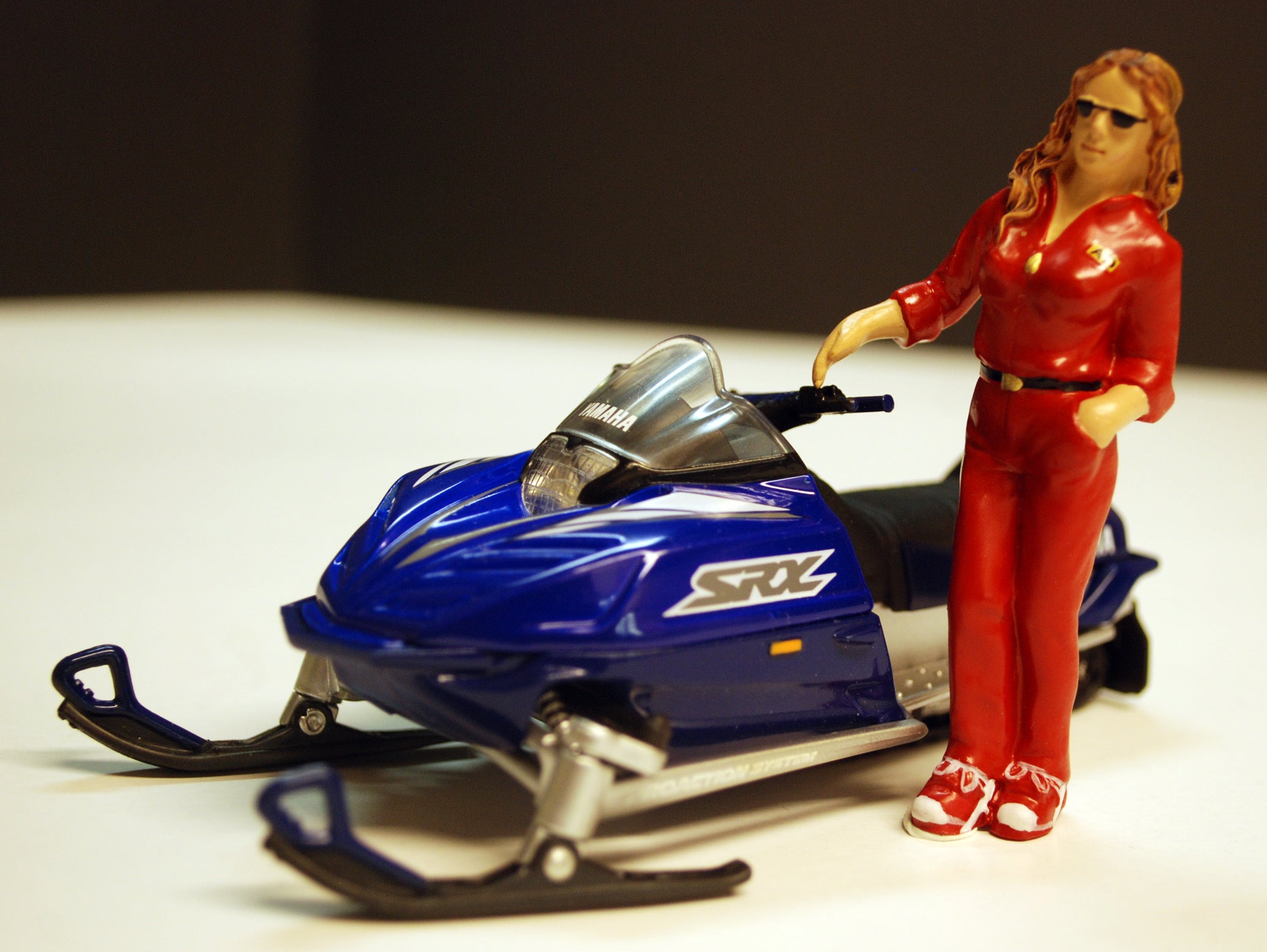 2000 Yamaha SRX Snowmobile Blue 1:24 Road Signature 21201
