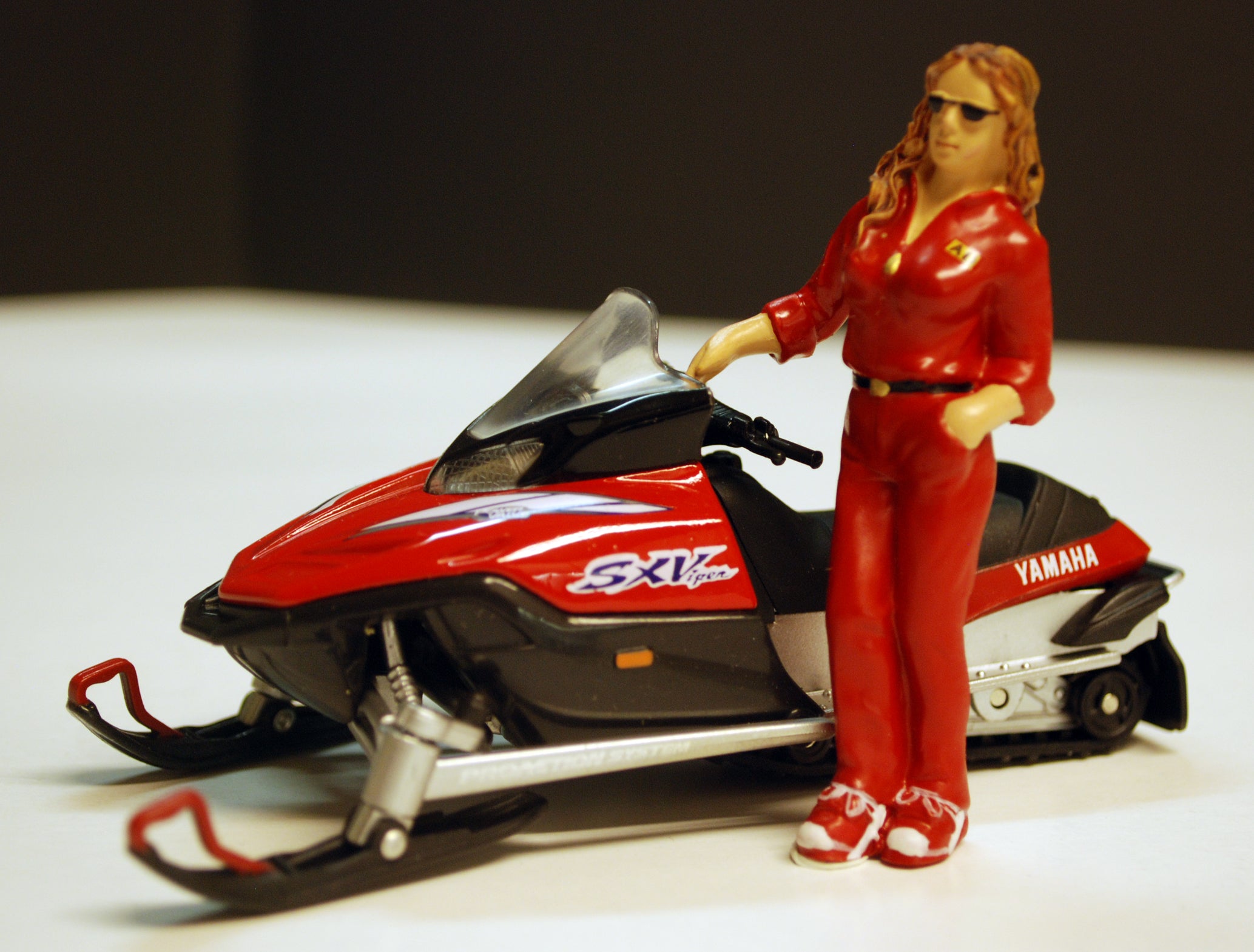 2003 Yamaha SX Viper Snowmobile Red1:24 Road Signature 21201
