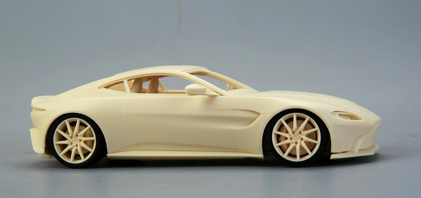 Alpha Model 02-019 2018 Aston Martin Vantage 1:24 neu 2020