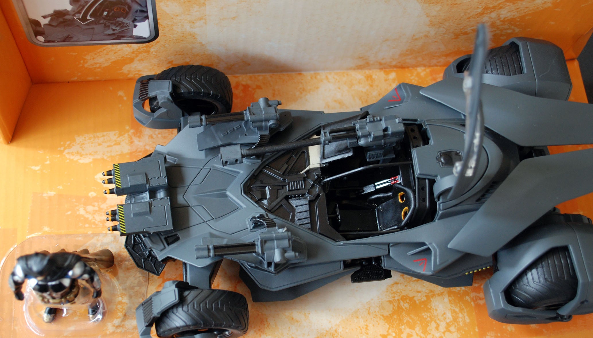 2016 Batmobile Tumbler Batman vs Superman Justice League 1:24 Jada 99232